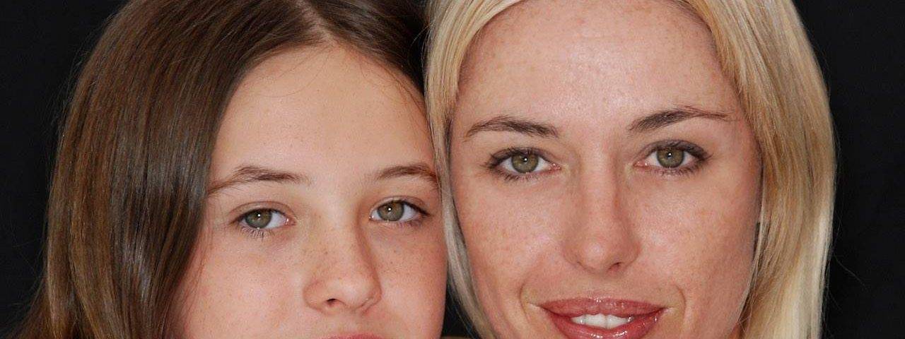 eye doctor, mother and daughter posing in Ashburn, Virginia
